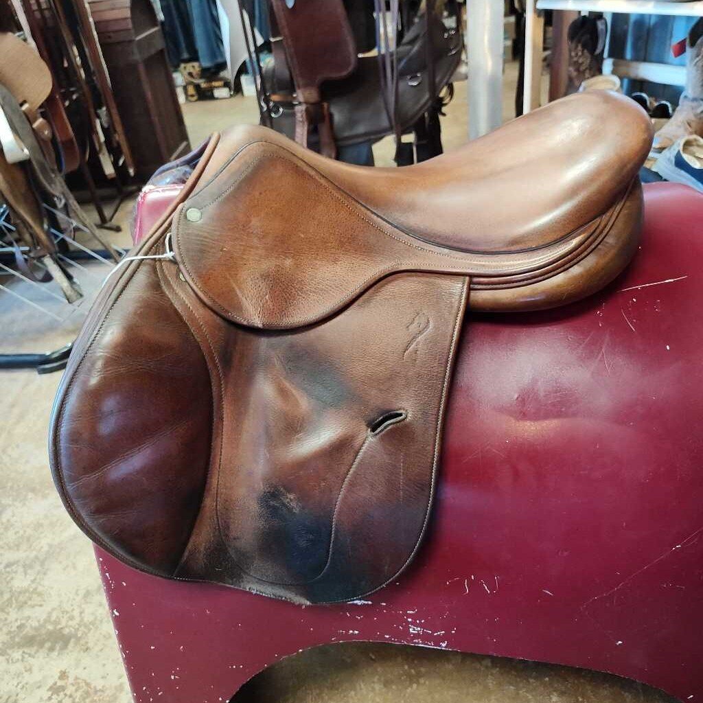 Hunter jumper saddle