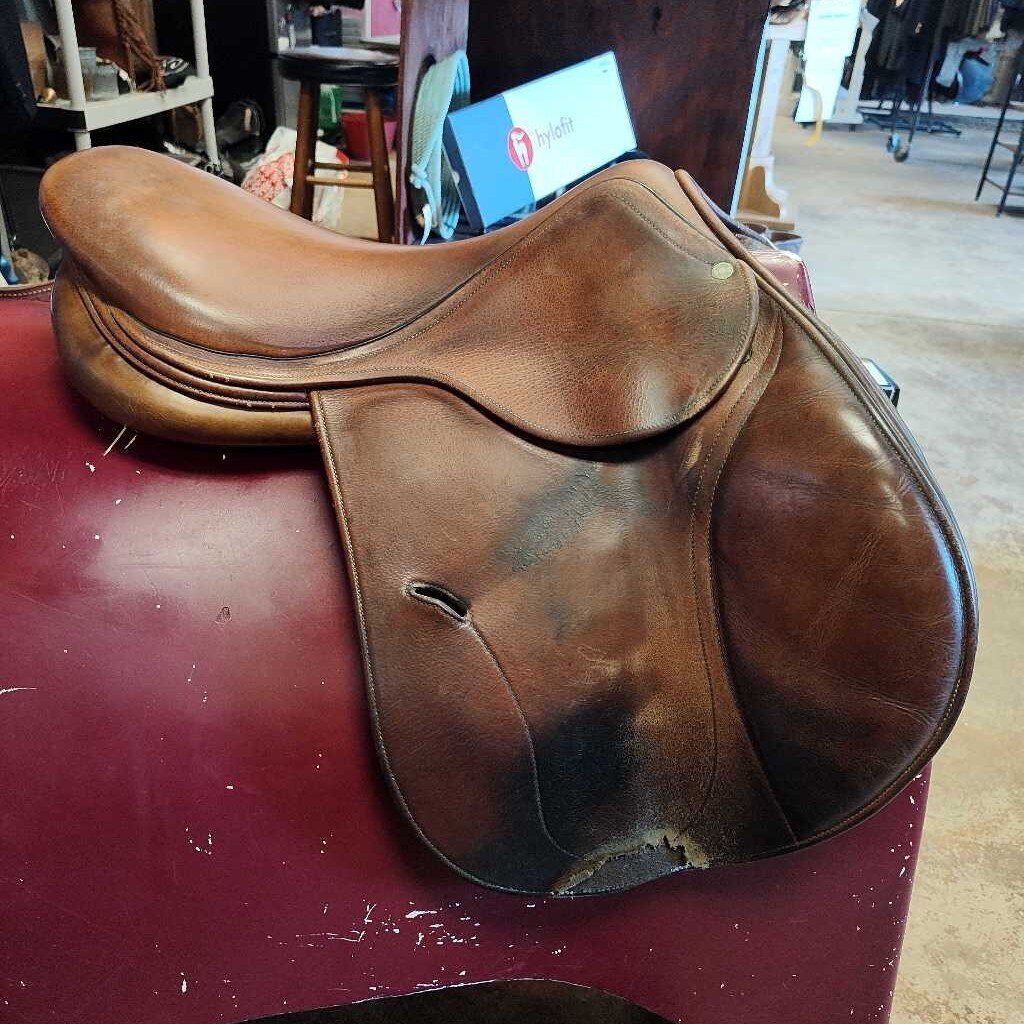Hunter jumper saddle