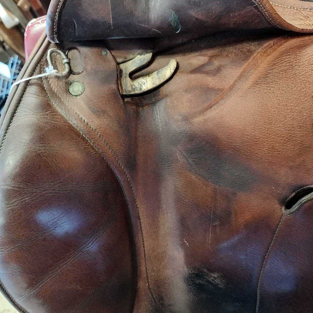 Hunter jumper saddle