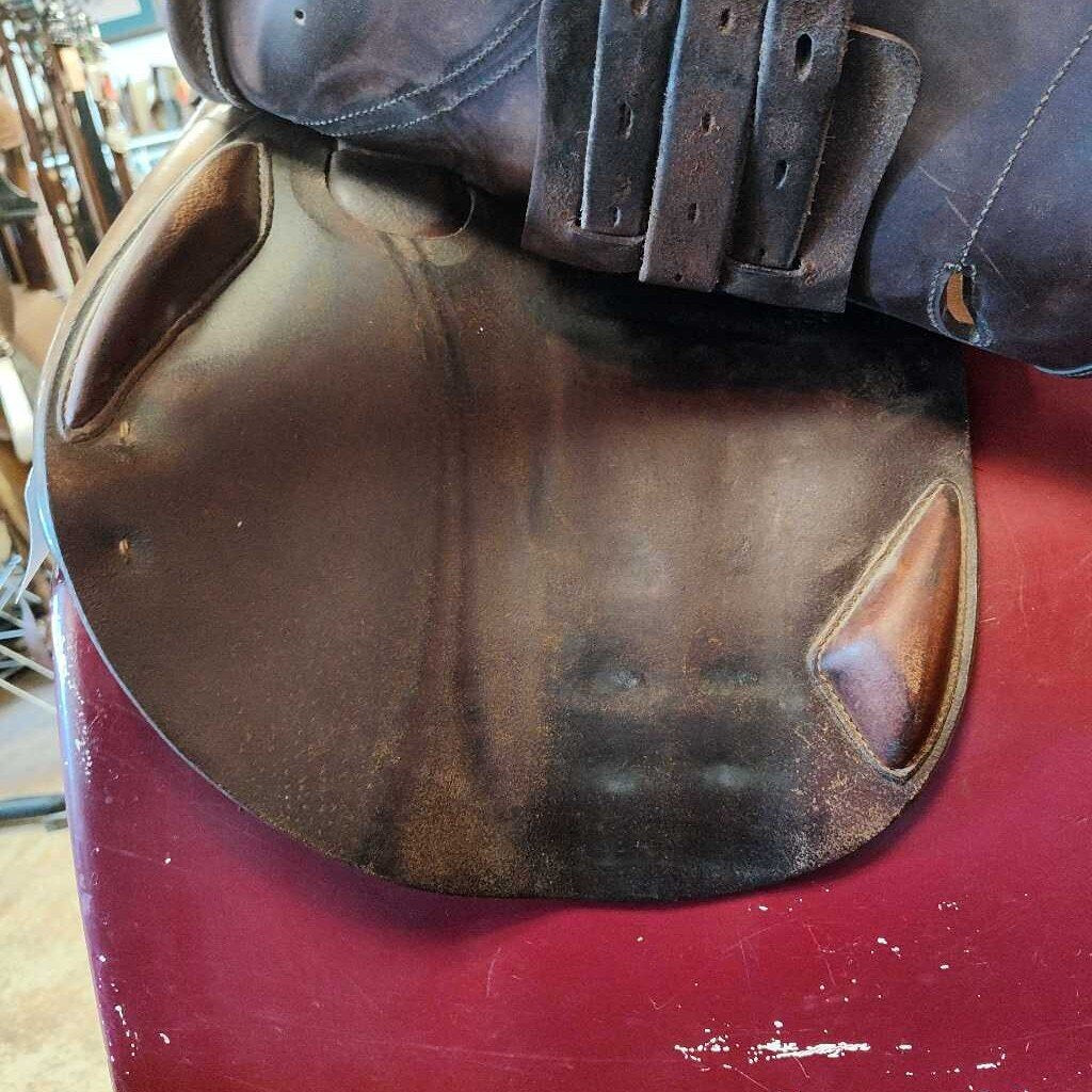 Hunter jumper saddle