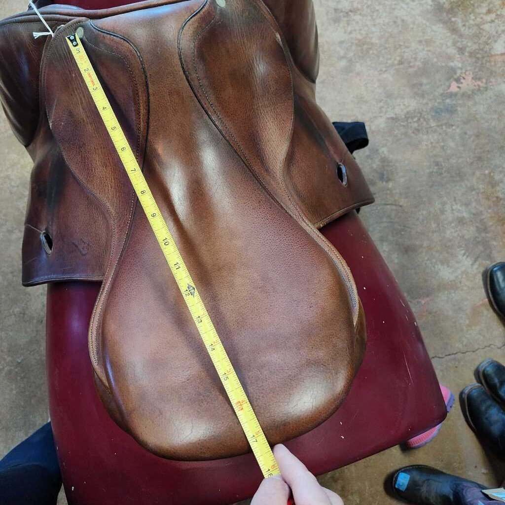 Hunter jumper saddle