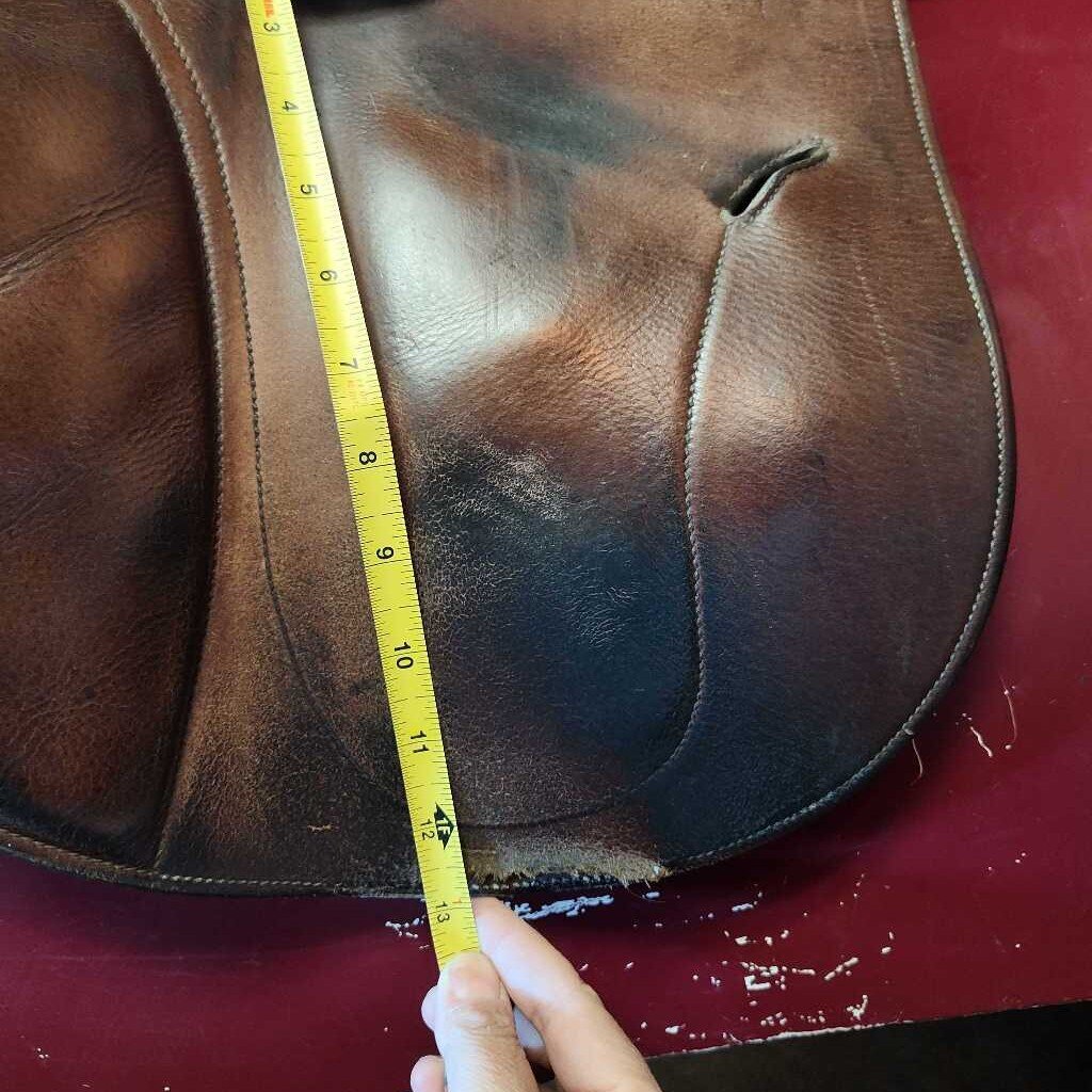Hunter jumper saddle