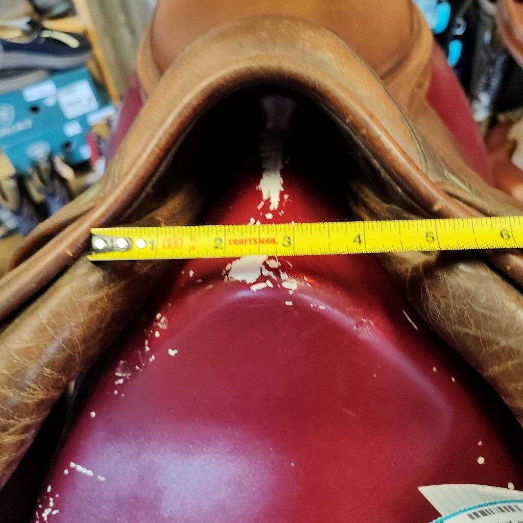 Hunter jumper saddle