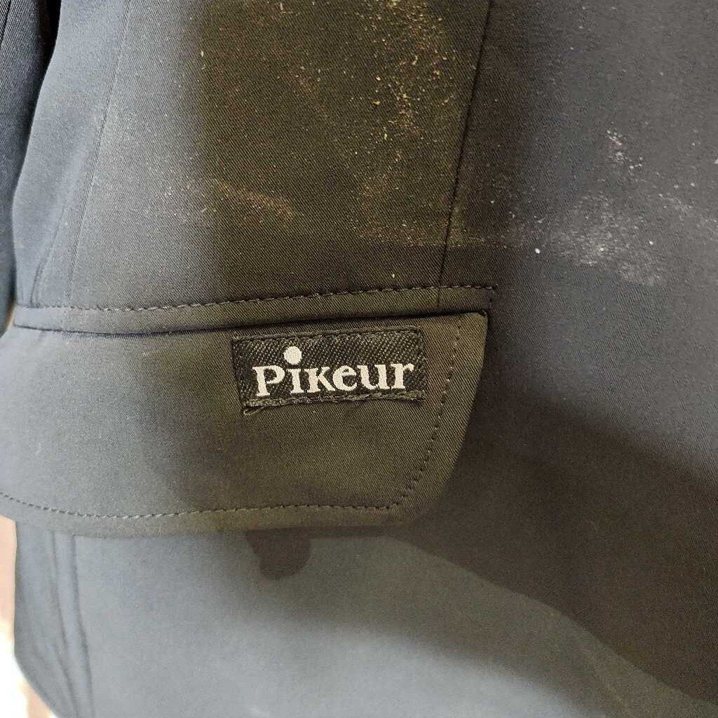 3 button jacket- buttons on the back