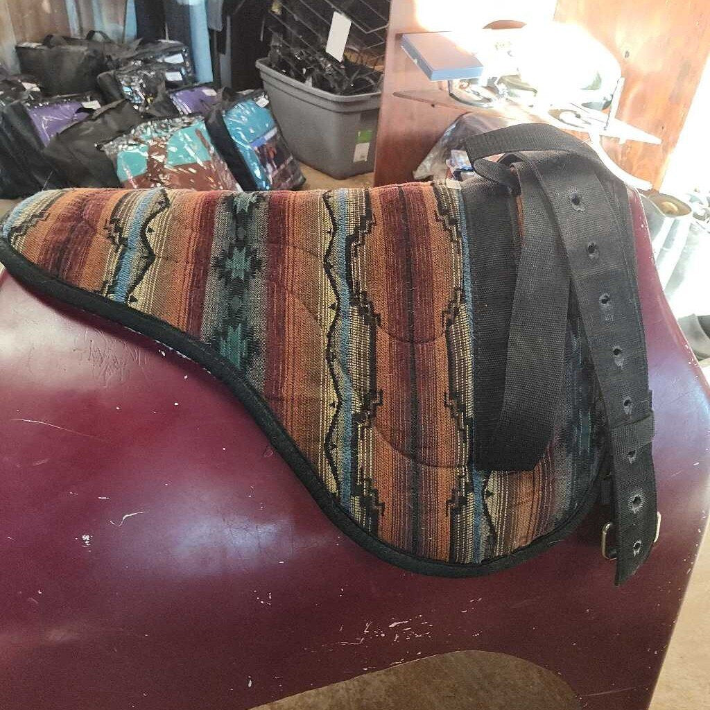 Bareback pad with attached girth