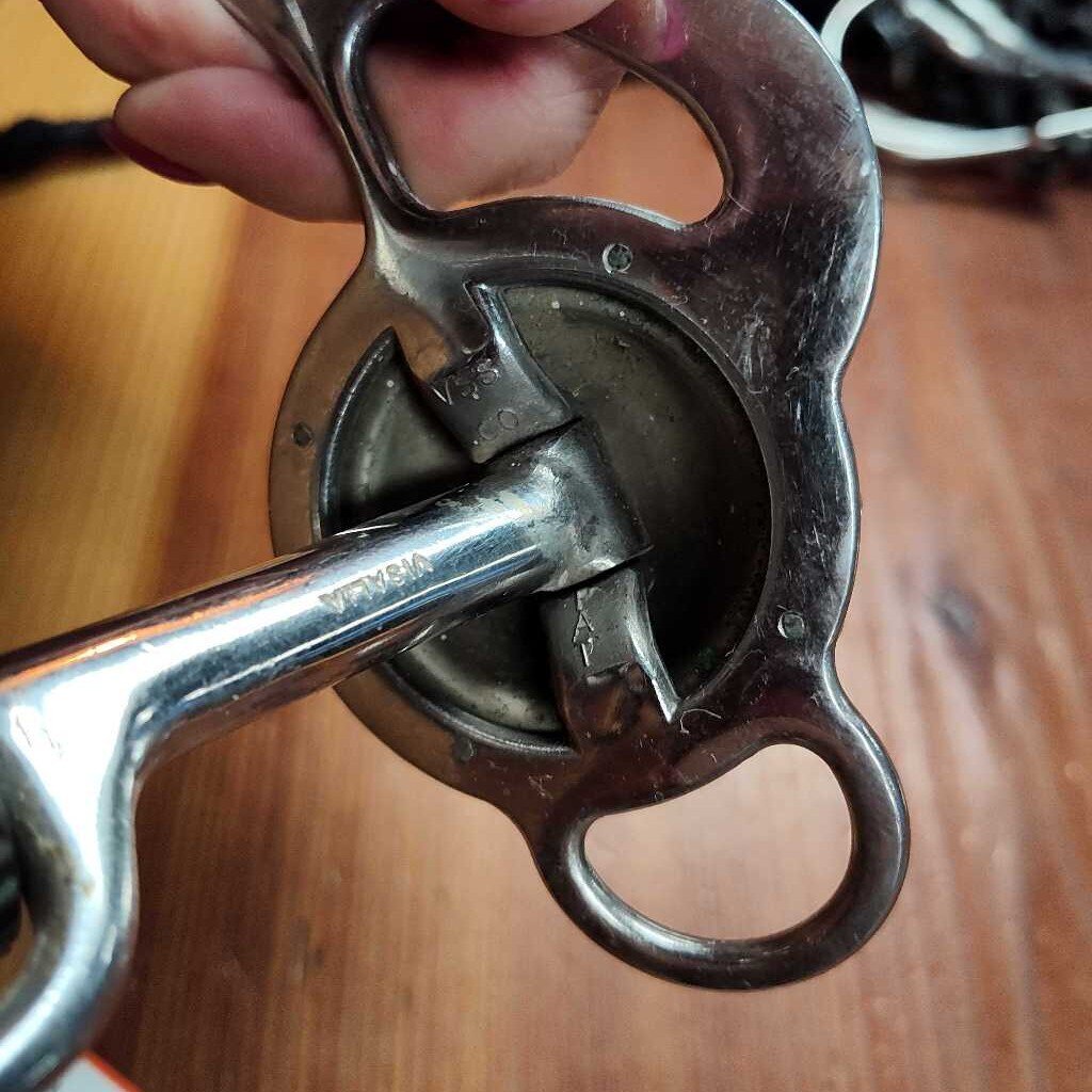 Low port with roller