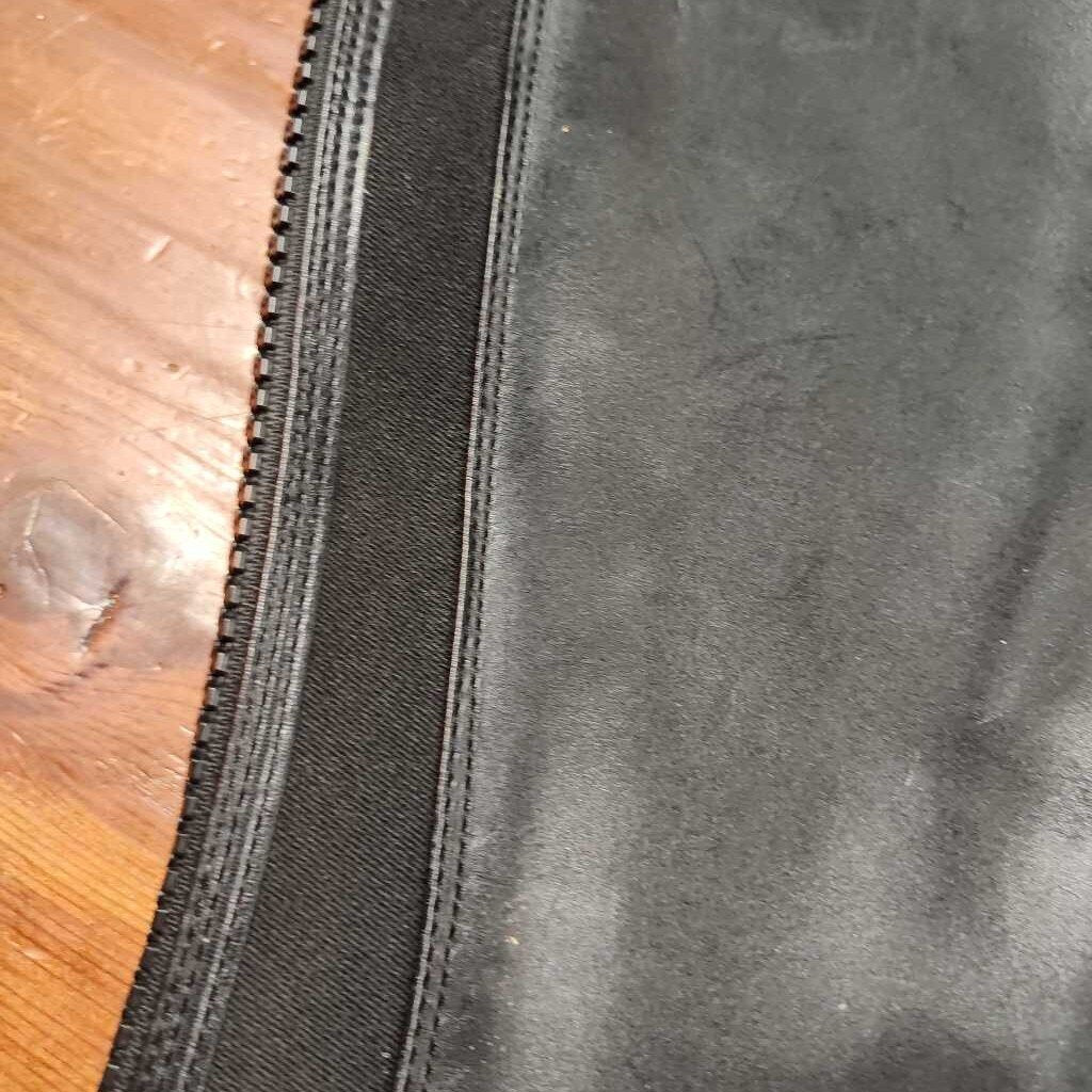 Like new- Close Contour- adult