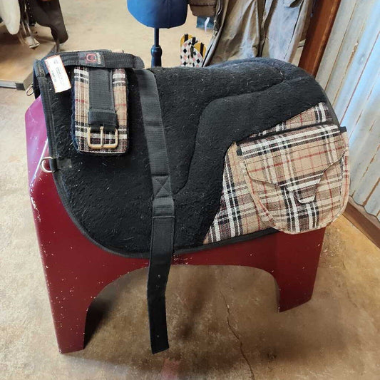 Trail bareback pad with pockets