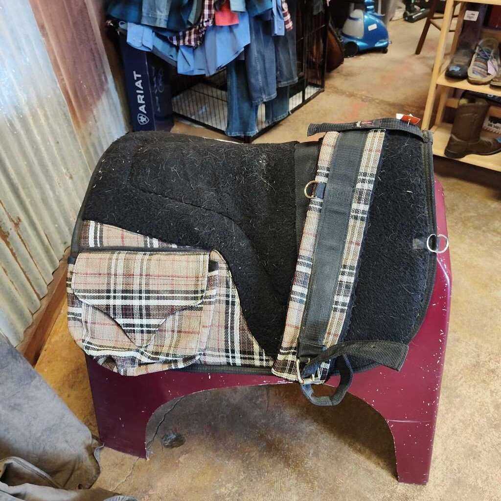 Trail bareback pad with pockets
