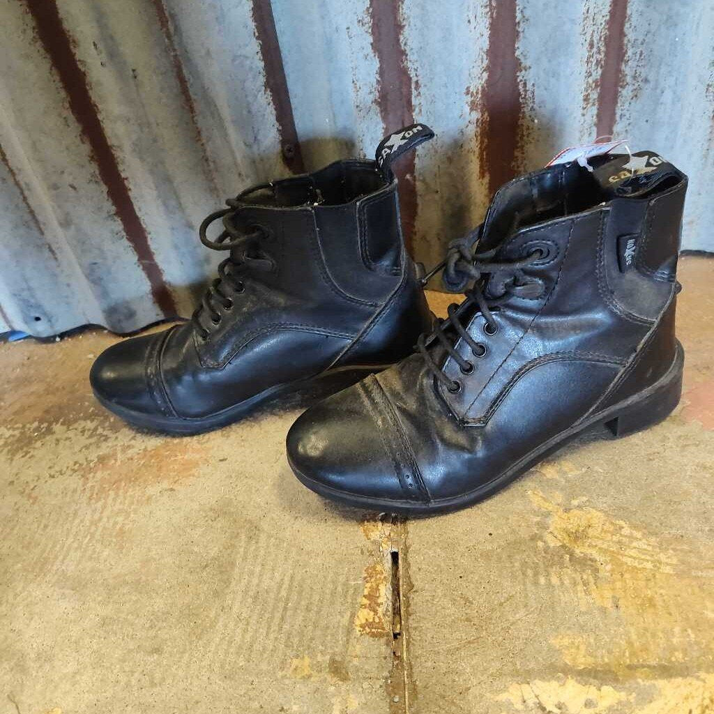 Youth lace up