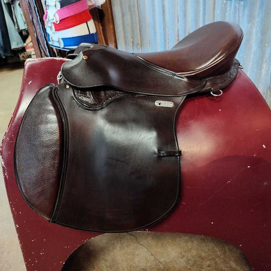 Treeless english saddle