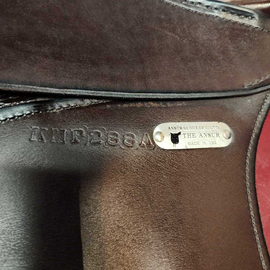 Treeless english saddle