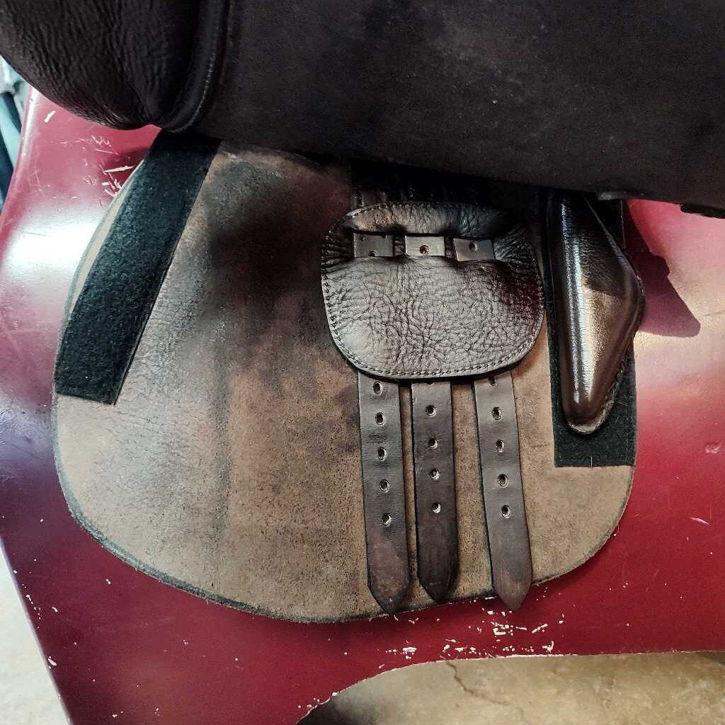 Treeless english saddle