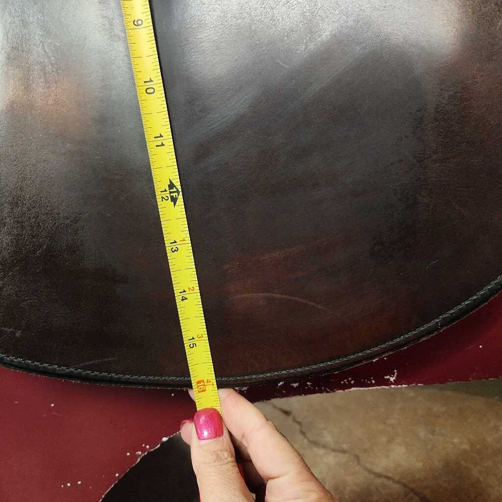 Treeless english saddle