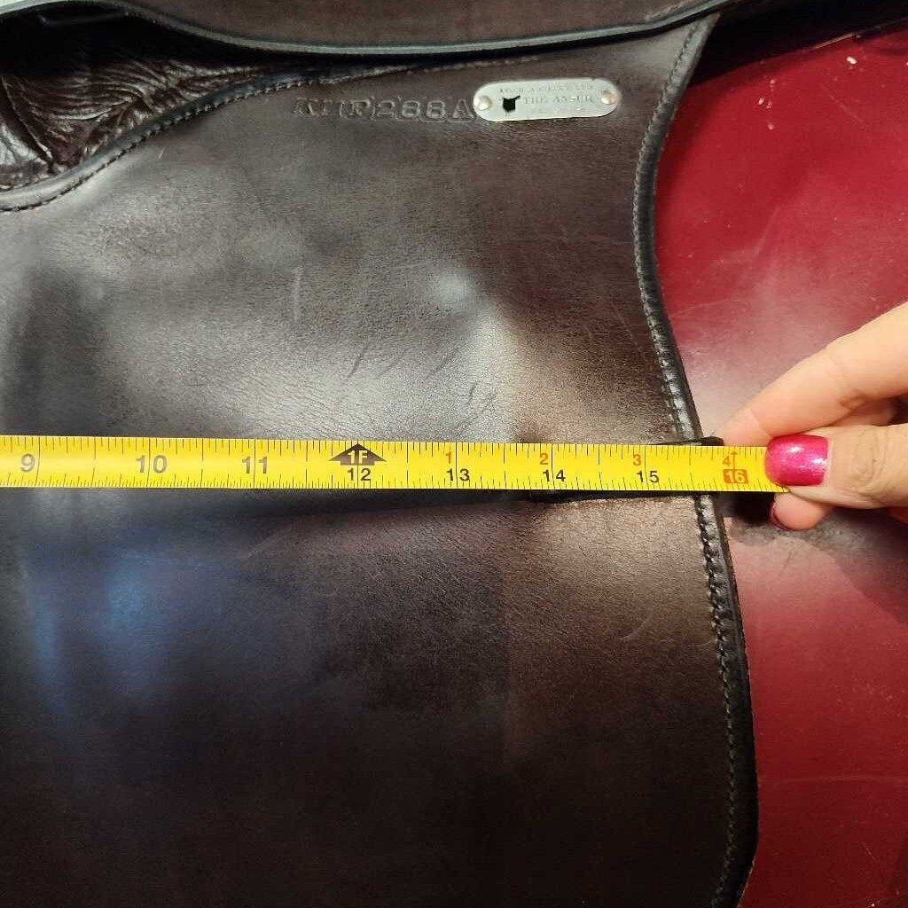 Treeless english saddle
