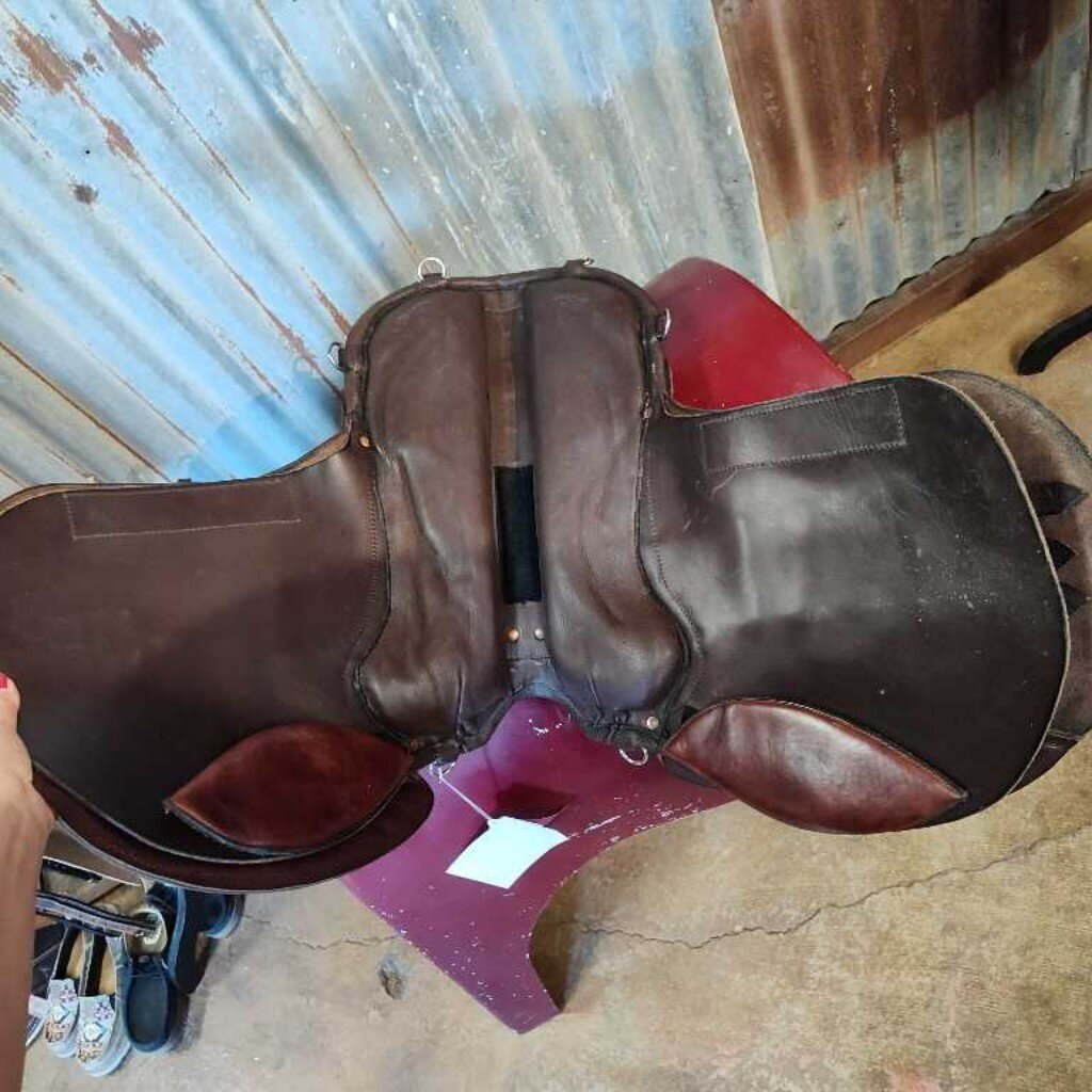 Treeless english saddle