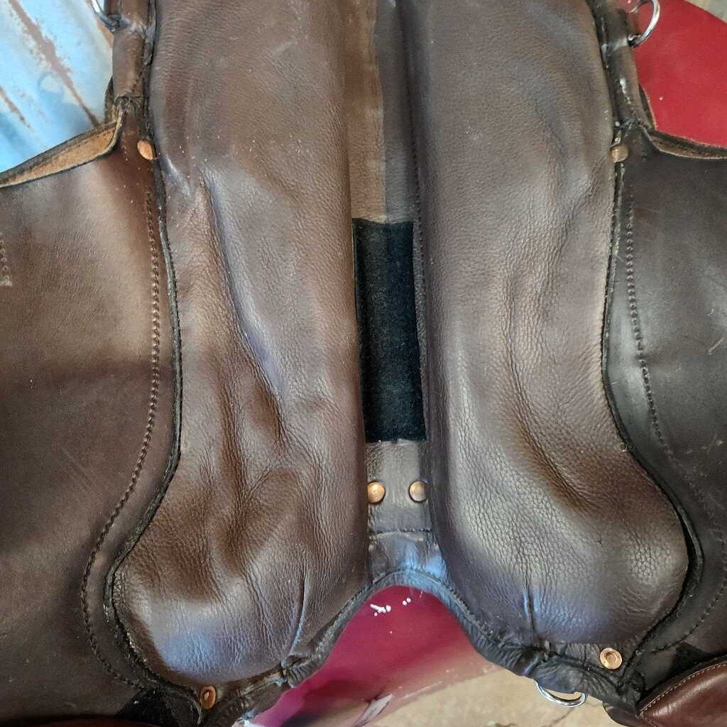 Treeless english saddle