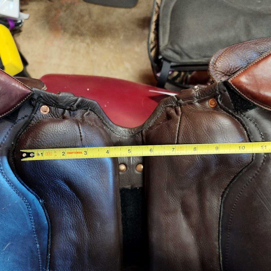 Treeless english saddle