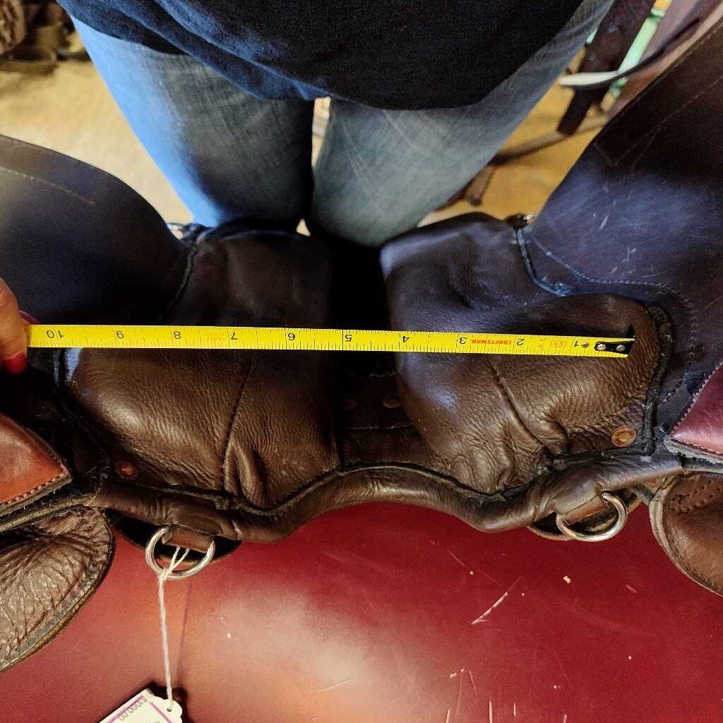 Treeless english saddle