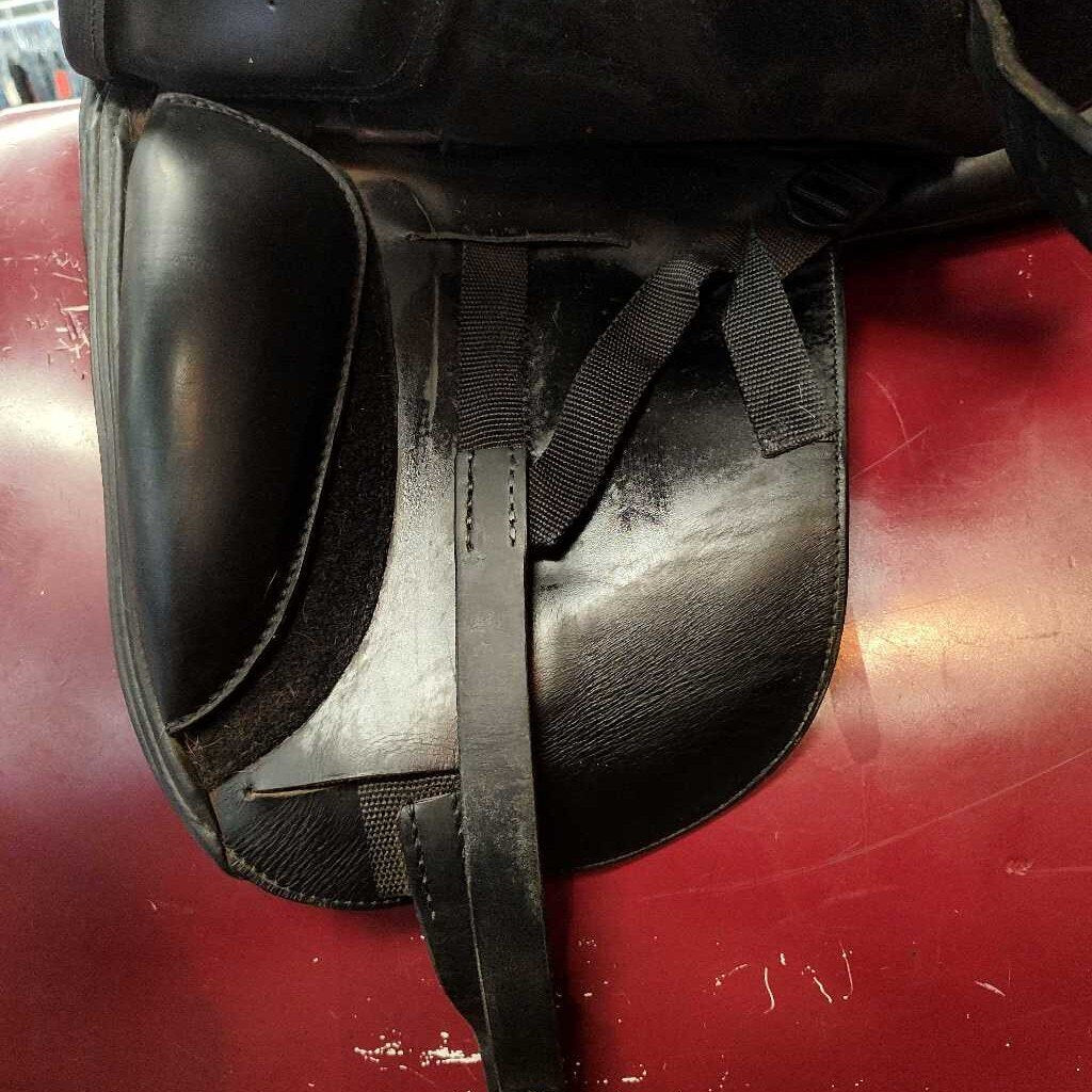 Dressage saddle