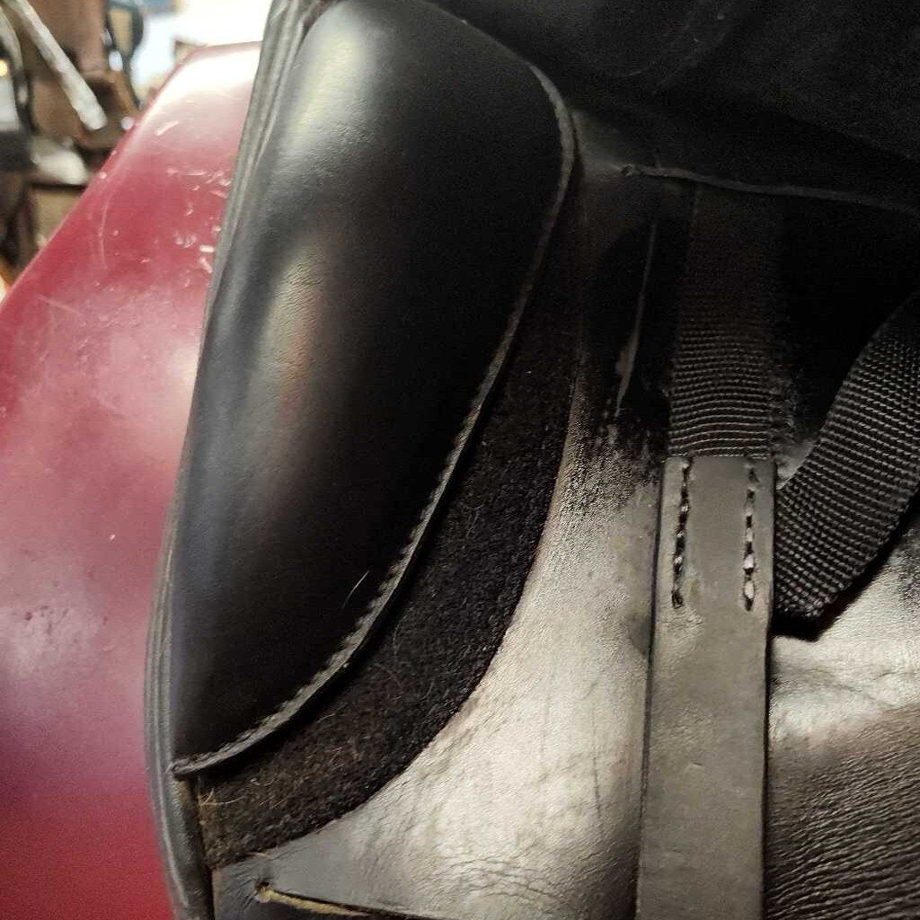 Dressage saddle