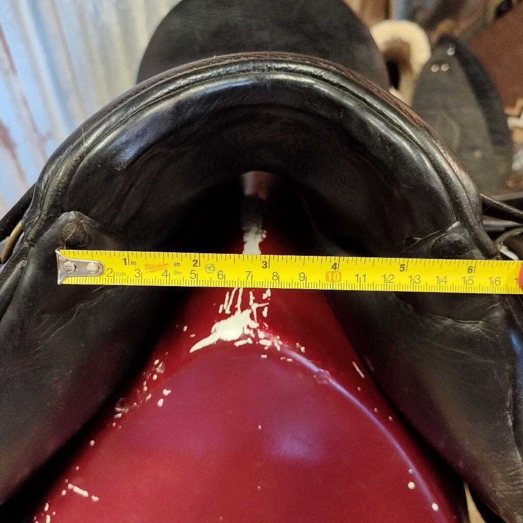 Dressage saddle