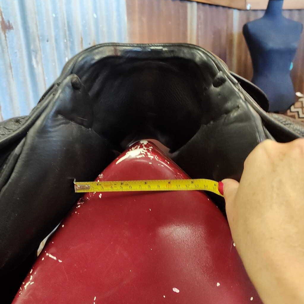 Dressage saddle