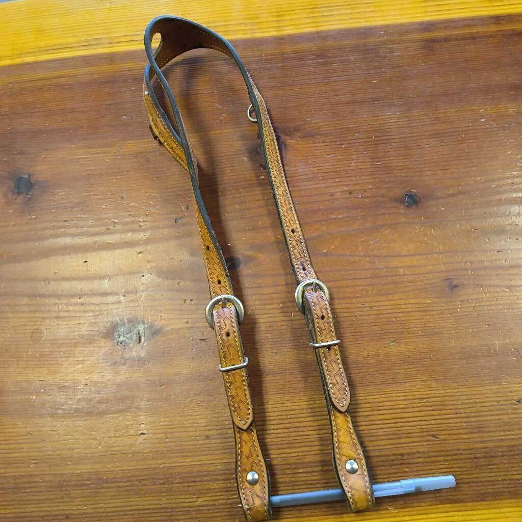 Single ear- missing throat latch
