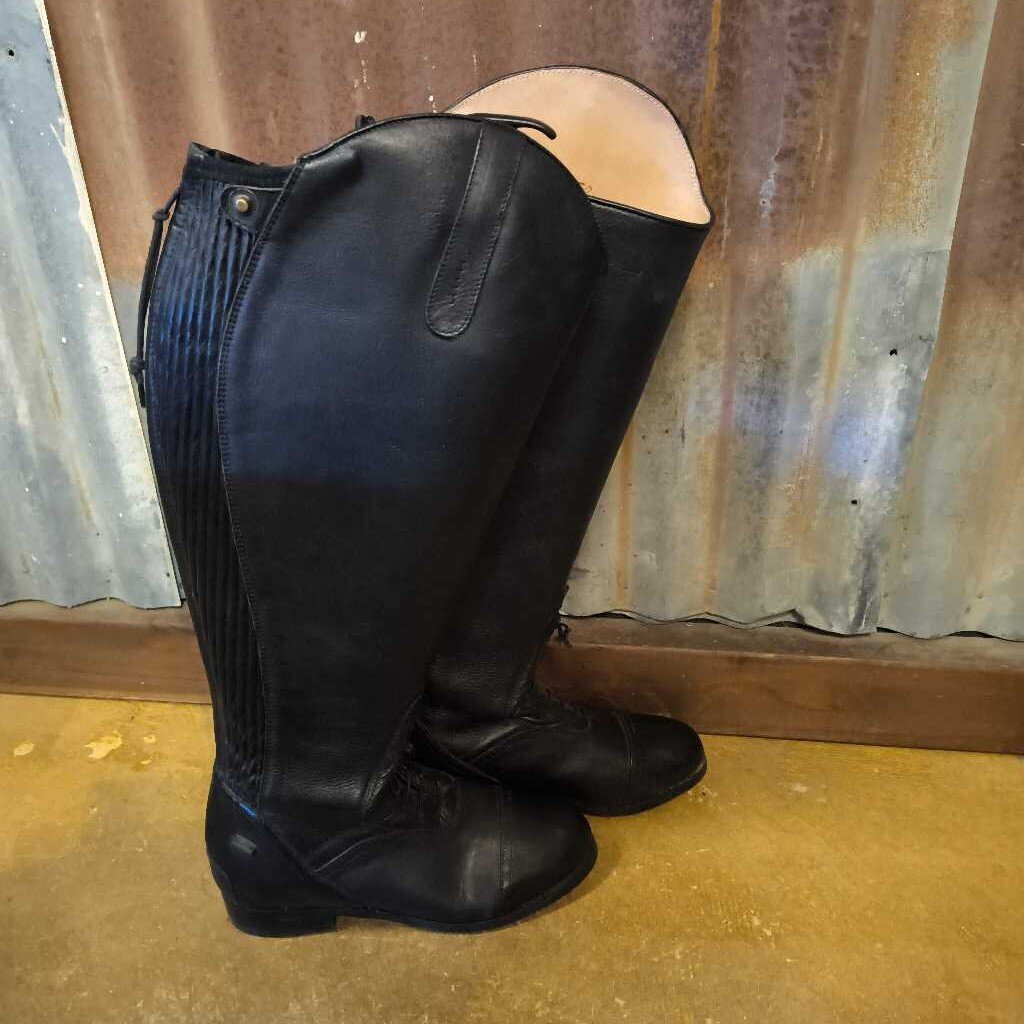 Field boots with double stretch gusset