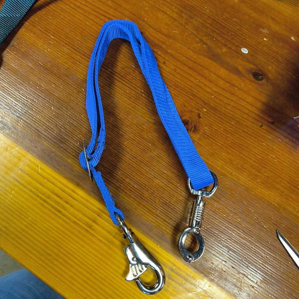 Adjustable nylon- trailer tie with quick panic snap