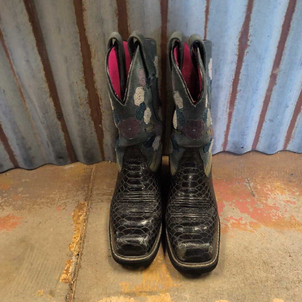 Lightly used western boots