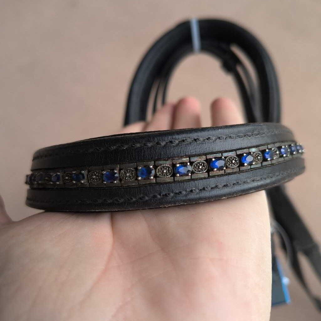 Padded and raised dressage bridle set